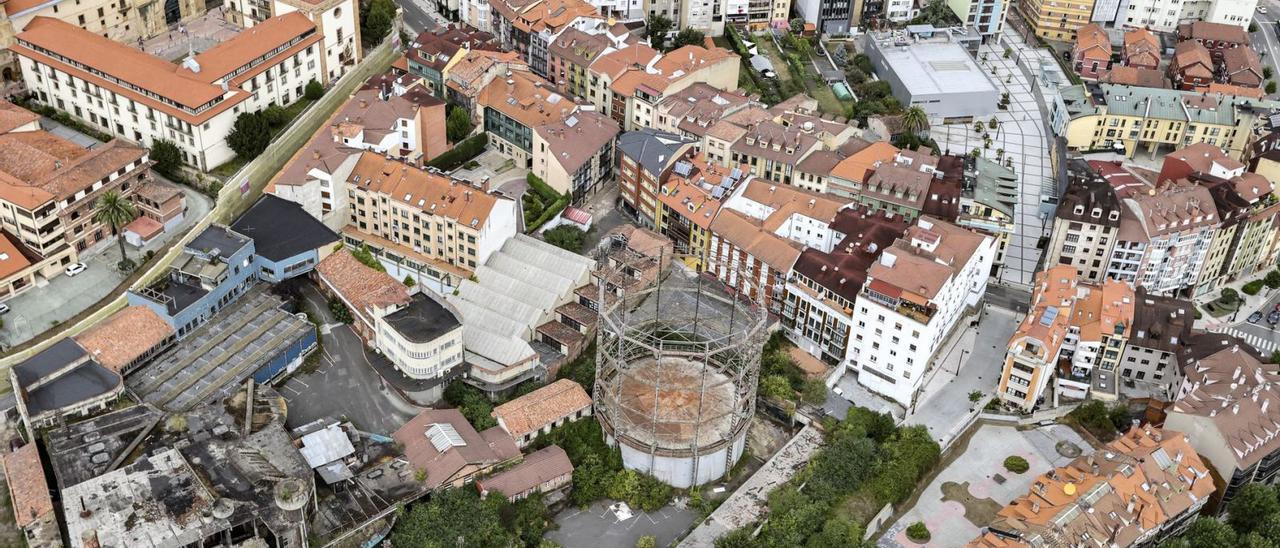 Vista aérea de la fábrica de gas de Oviedo.