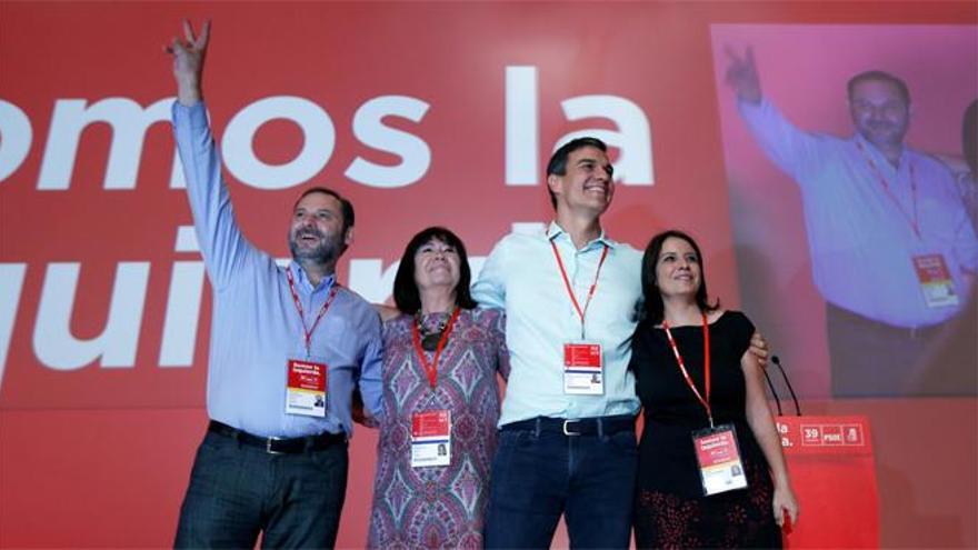 Sánchez asume todo el control del PSOE mientras los barones miran hacia otro lado