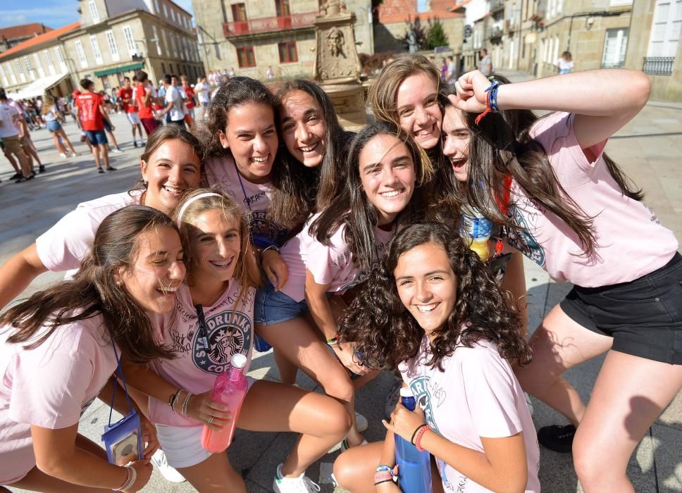 Cientos de jóvenes toman el centro histórico en la primera “noche de peñas” de 2017