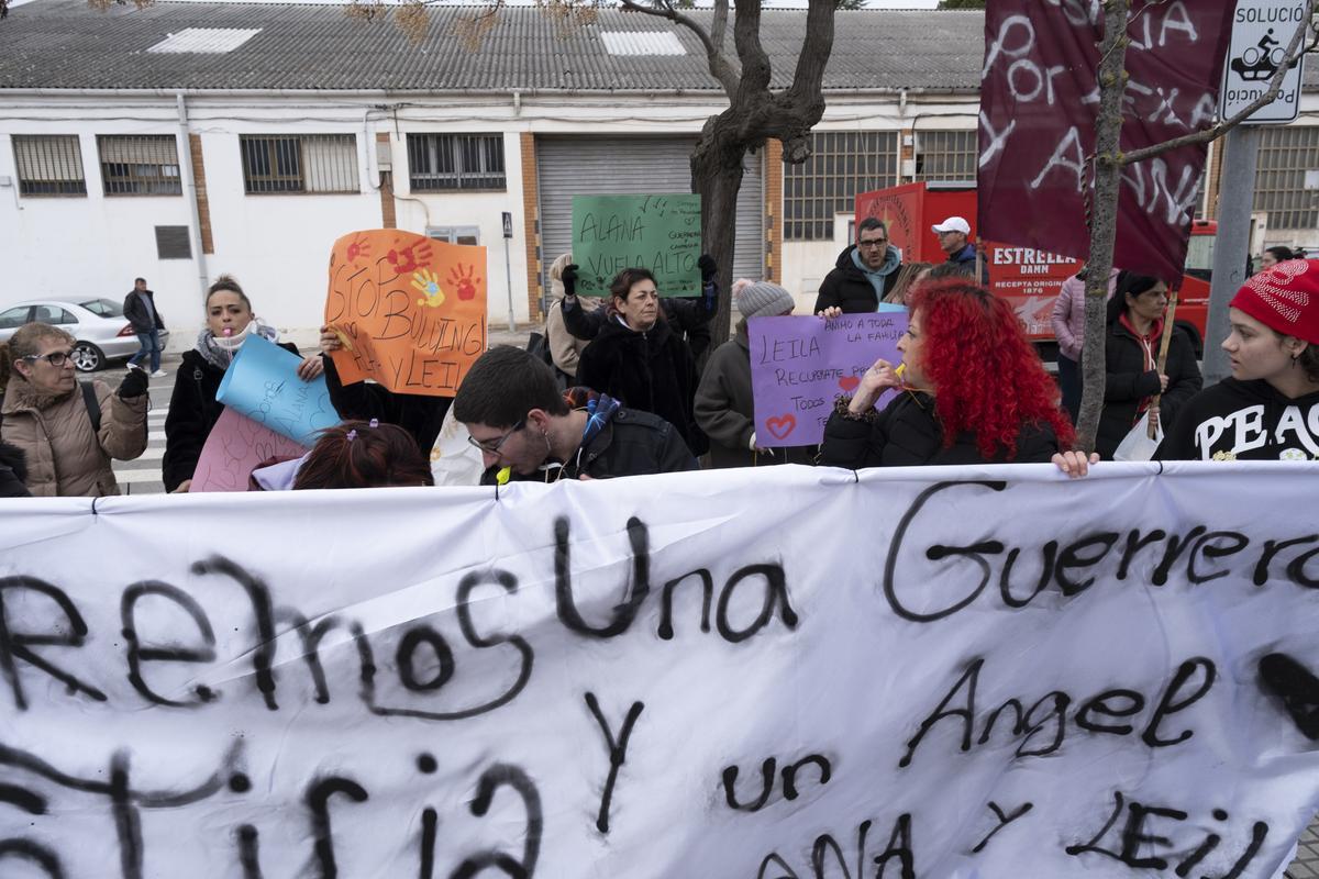 Manifestación en el instituto Llobregat de Sallent por el suicidio de la menor