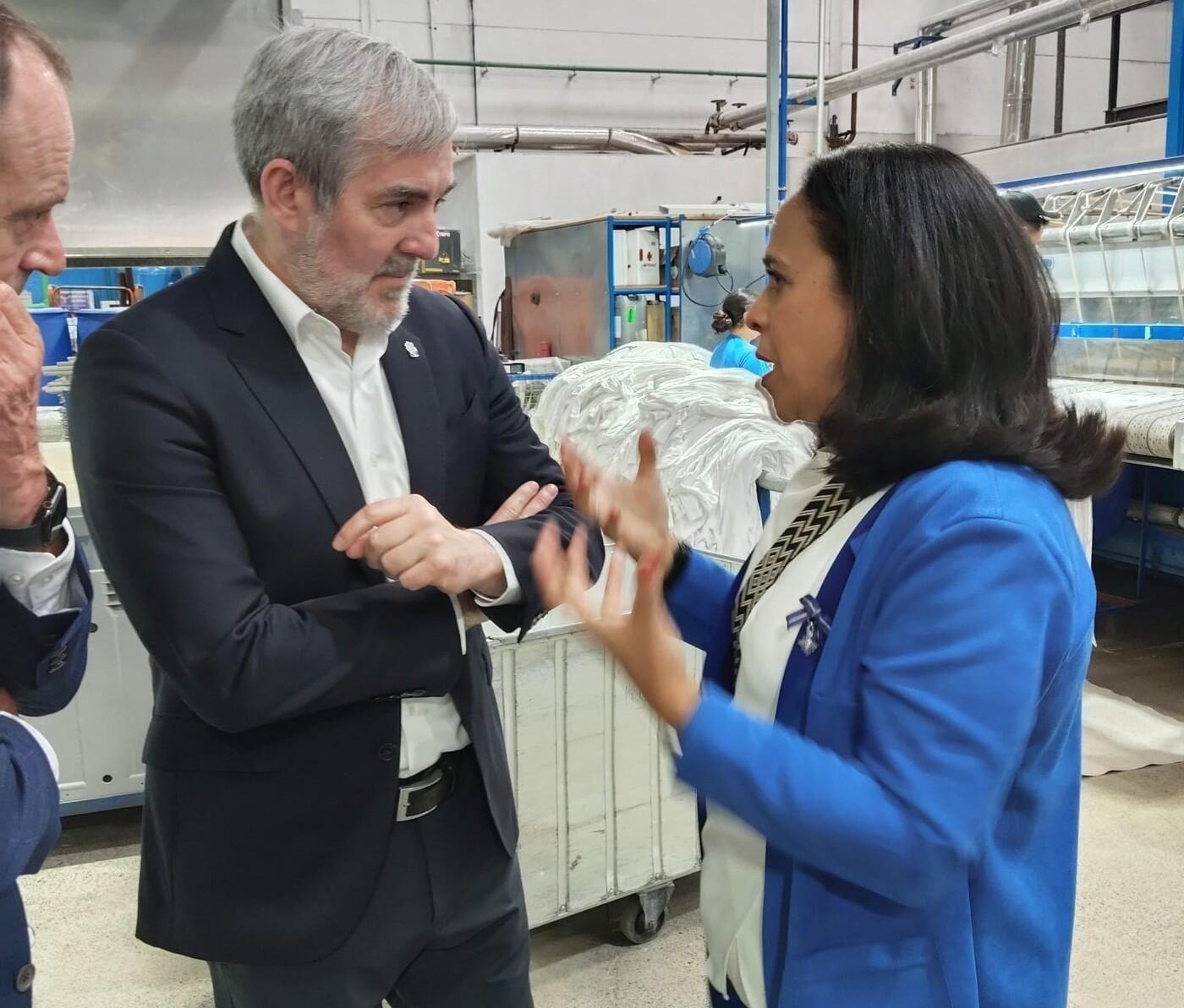 El presidente de Canarias, Fernando Clavijo, visita la lavandería Romeral