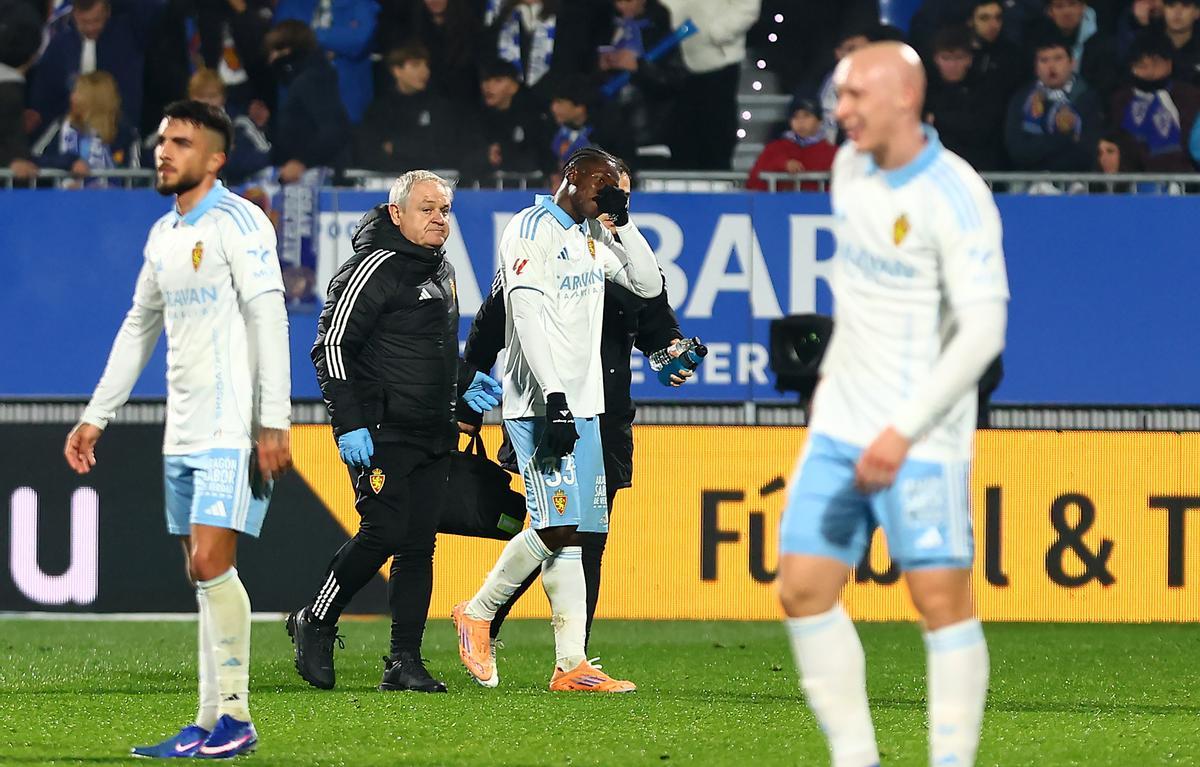 Saidu se retira lesionado junto a Luis García Melchor en el partido ante el Sanse.