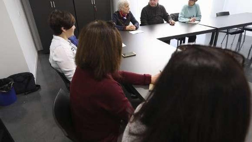 La consejera Carmen Suárez, en el centro, junto a los ediles de Castrillón Ismael Fernández y Eva Menéndez.