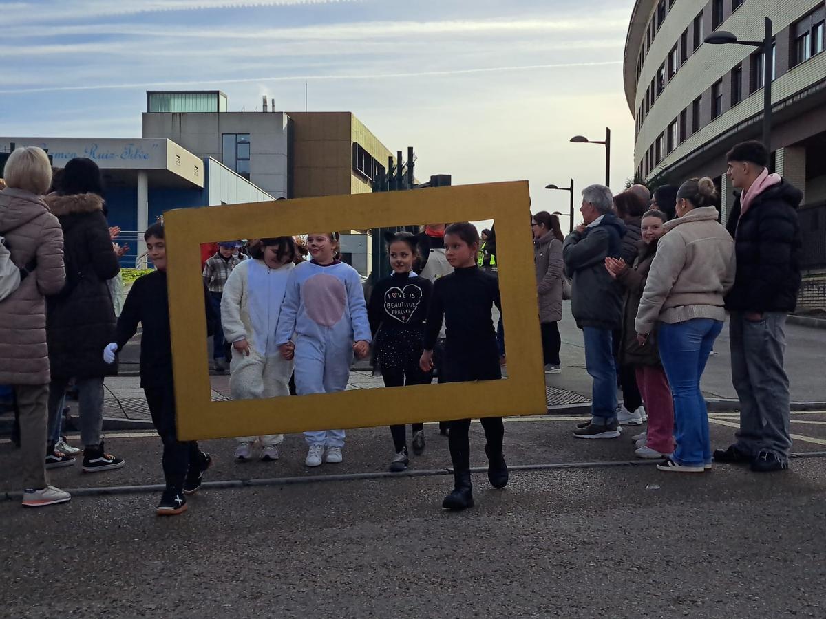 Un grupo de niños durante el desfile en la salida del colegio.