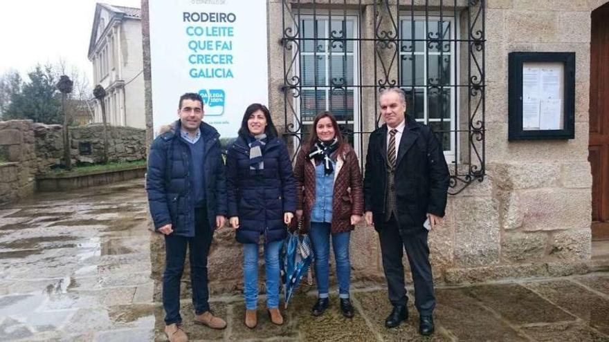 López, Vázquez, Somoza y Crespo en el consistorio de Rodeiro con la campaña de promoción láctea.