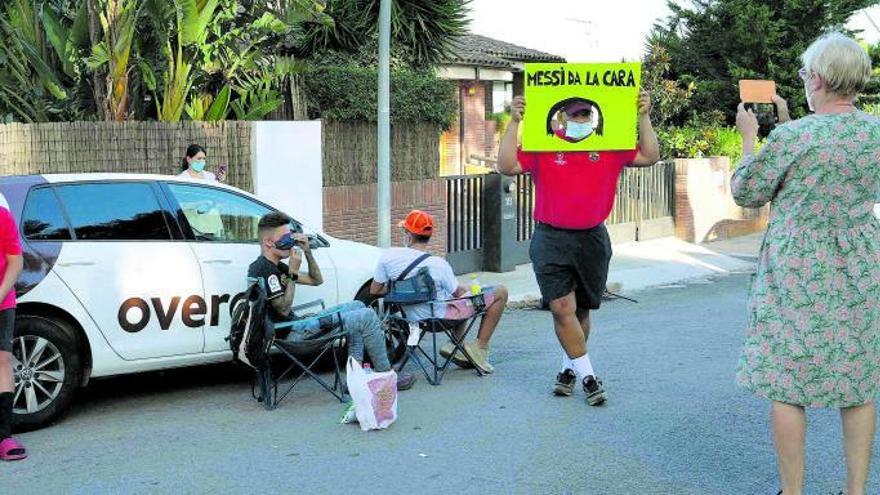 Aficionados del Barça, ayer ante la casa de Messi en Castelldefels. | EPC