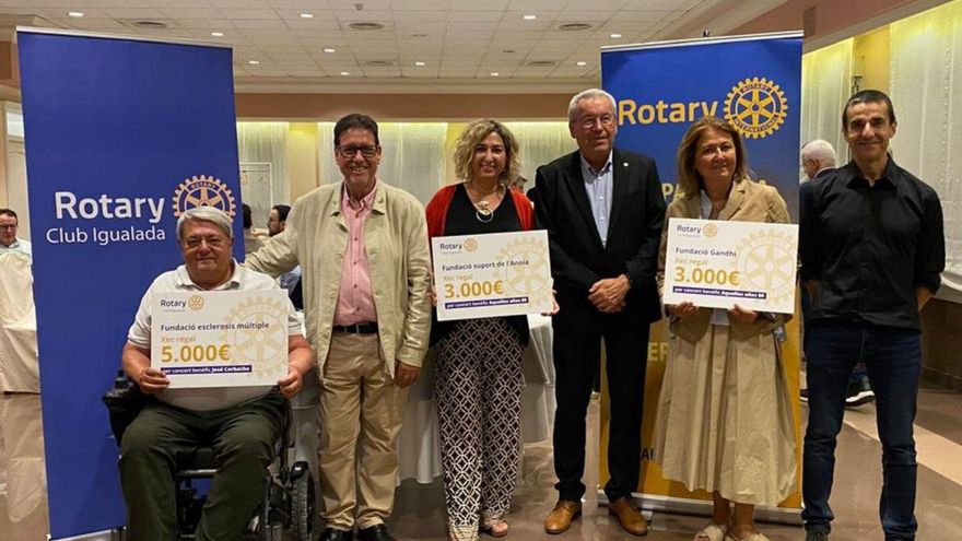 Tres representants de les entitats guardonades posen amb el xec rebut | ARXIU PARTICULAR