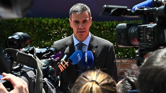 Pedro Sánchez atén els periodistes abans de la cimera de la UE a Montenegro, ahir. | ELVIS BARUKCIC / AFP