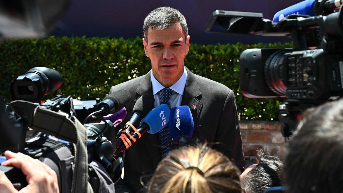 Pedro Sánchez atén els periodistes abans de la cimera de la UE a Montenegro, ahir. | ELVIS BARUKCIC / AFP