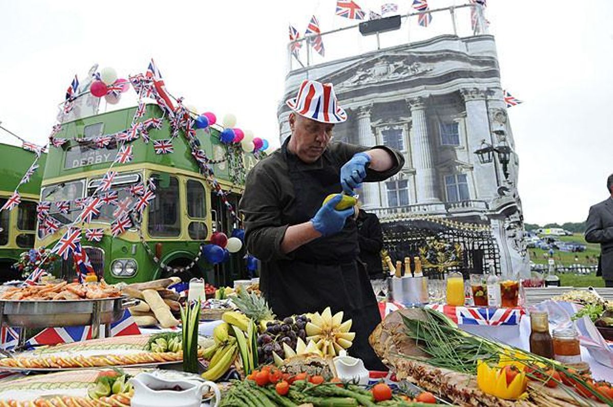 Un home prepara un bufet durant una de les celebracions del Jubileu de la reina Isabel II.