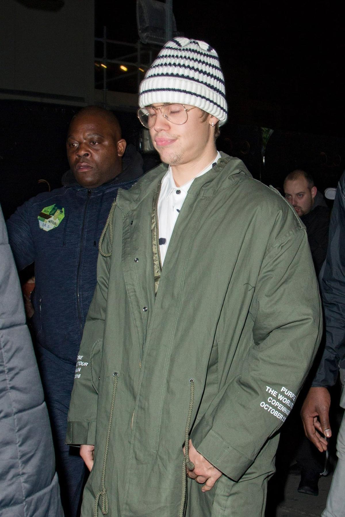 Justin Bieber con gafotas