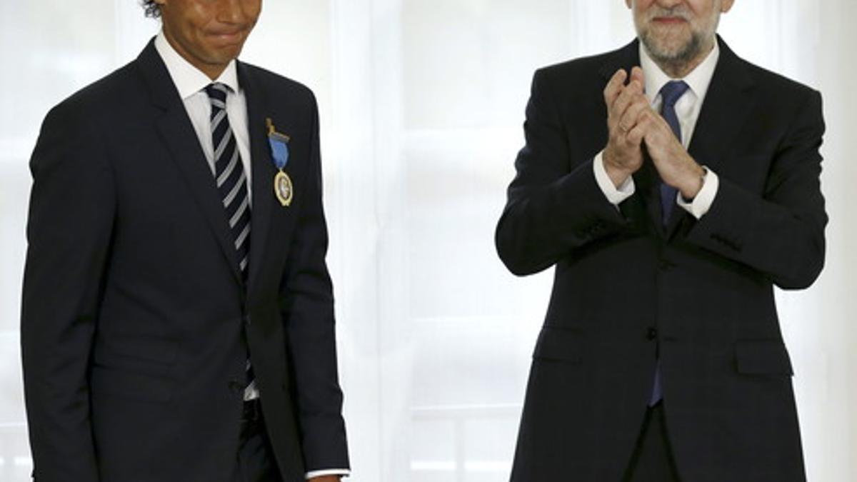 Mariano Rajoy aplaude a Rafa Nadal tras imponerle la Medalla de Oro al Mérito al Trabajo, en la Moncloa.