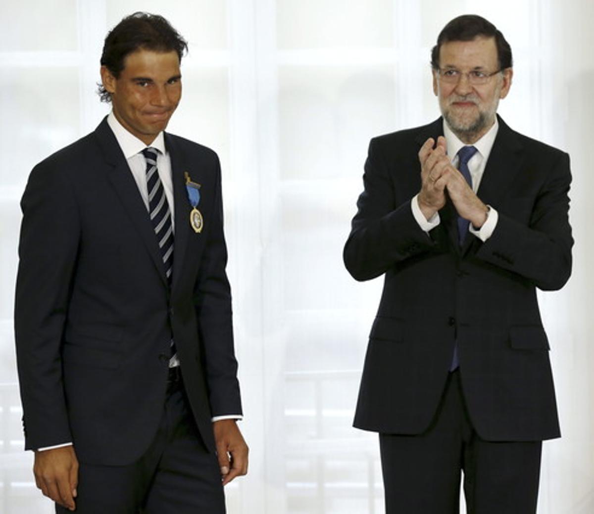 Mariano Rajoy aplaudeix Rafa Nadal després d’imposar-li la Medalla d’Or al Mèrit al Treball, a la Moncloa. Mariano Rajoy aplaudeix Rafa Nadal després d’imposar-li la Medalla d’Or al Mèrit al Treball, a la Moncloa.