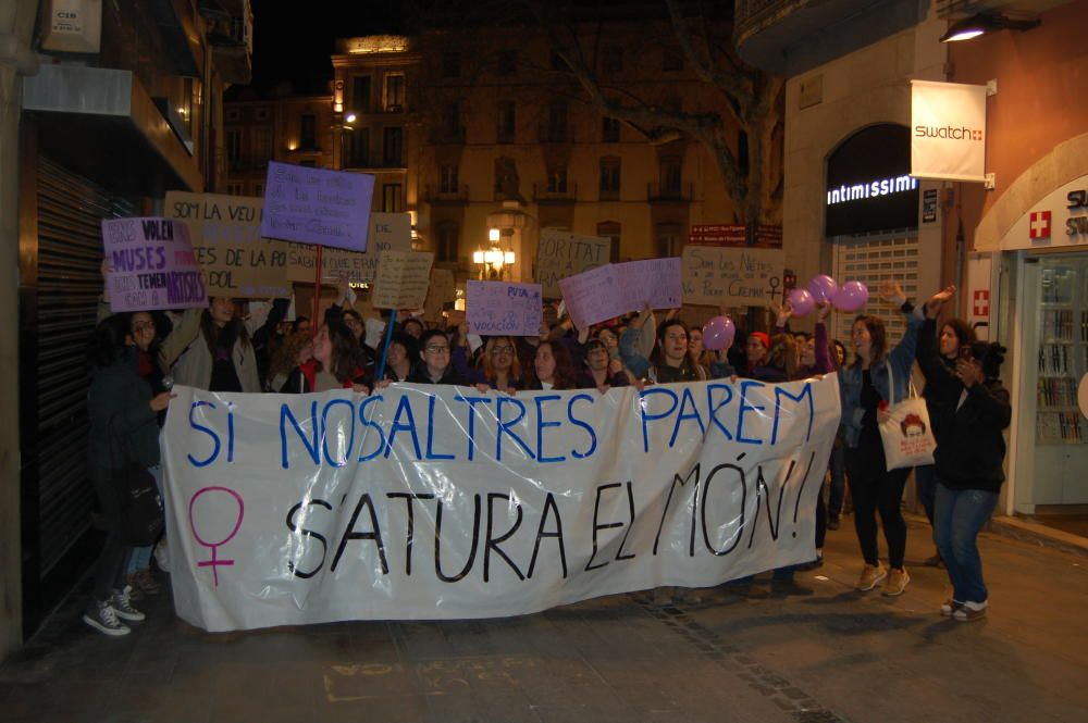 Multitudinària manifestació feminista a Figueres