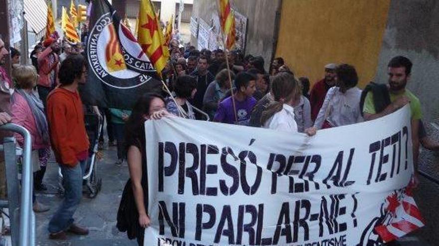 Els manifestants en suport de Teti Rodríguez recorrent el centre de Berga aquest dissabte a la tarda