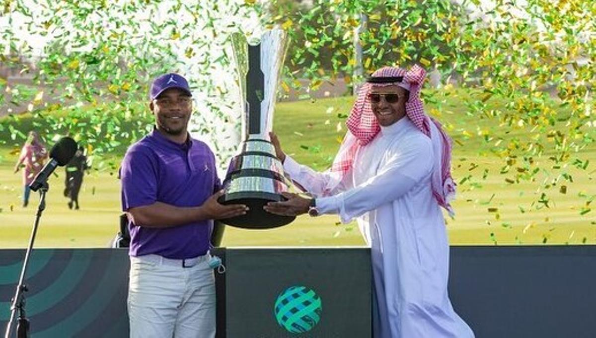 Harold Varner III, ganador del Saudi Golf, junto al presidente de la federación saudí.