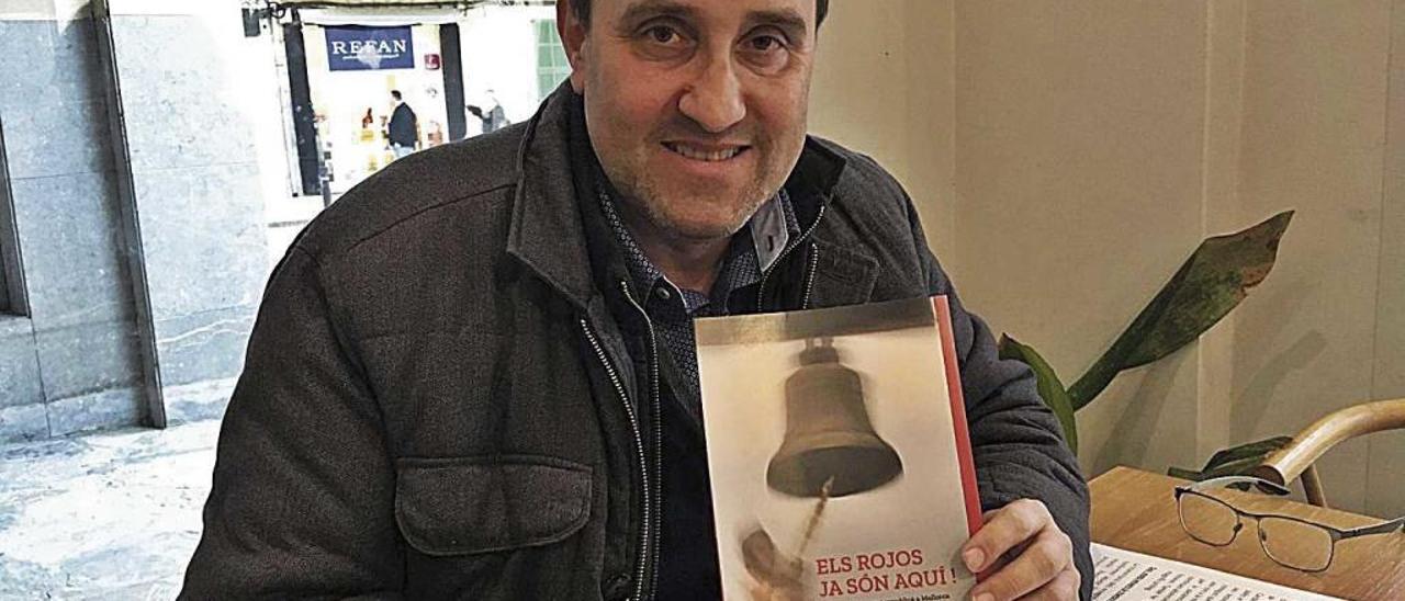 Perelló con la portada del libro que presenta el 27 de abril en Manacor.