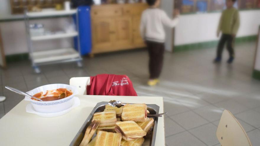 Dos niños juegan en el comedor social de la Junta de Castilla y León.