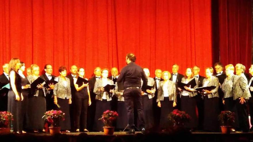 El coro &quot;Aires de Candás&quot;, en el recital del Teatro Prendes.