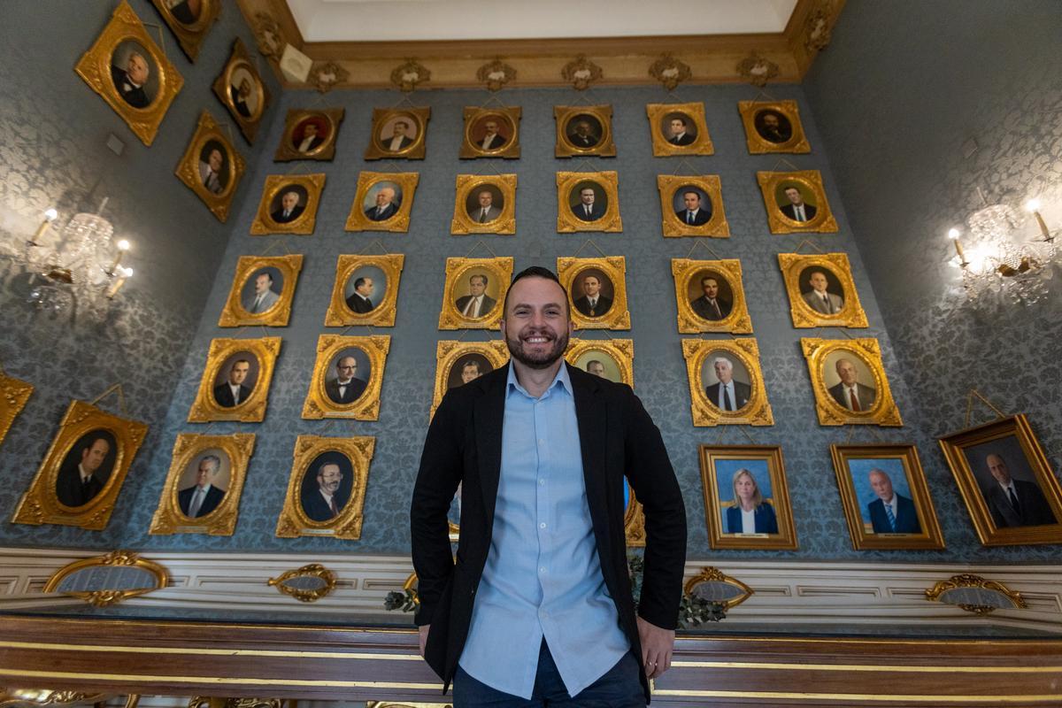 Rafa Mas, junto en el salón de los retratos de los alcaldes históricos de Alicante