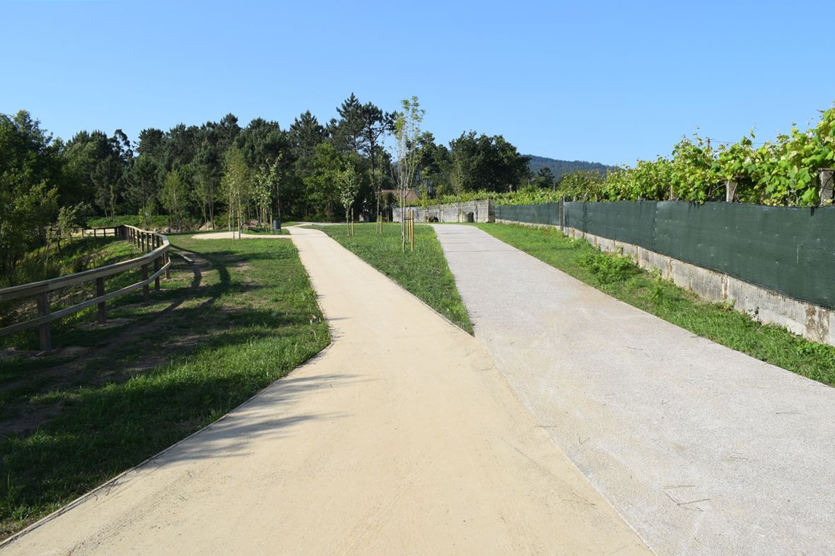 Completan la red de senderos y carriles bici, en la primera fase del parque acuático de Porto Piñeiro (Valga).