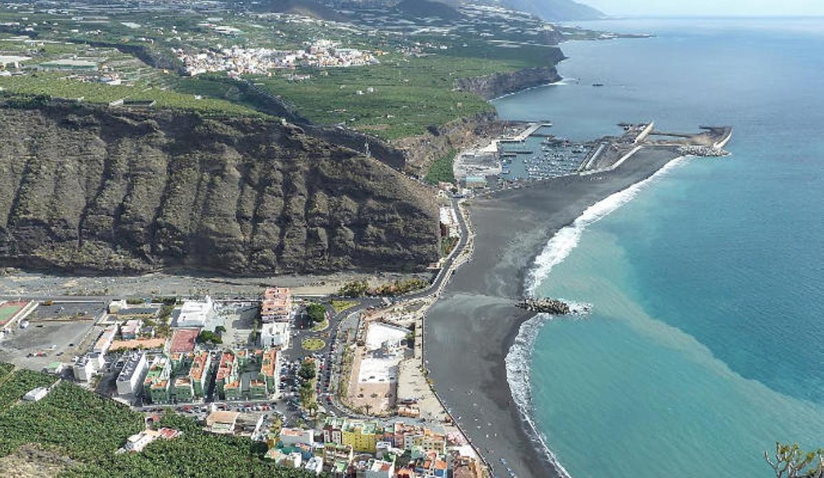 Las fincas se extienden por una costa que en gran medida vive de espaldas al turismo.