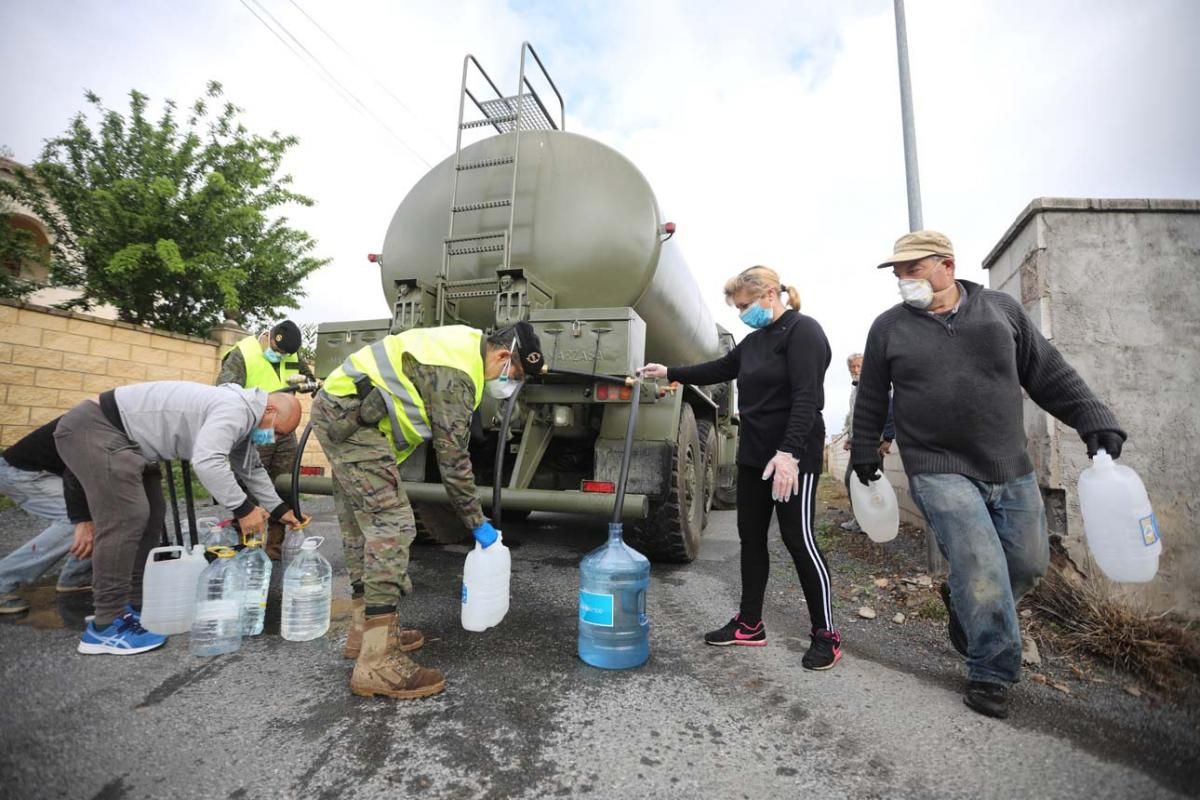 El Ejército reparte agua en las parcelaciones de Córdoba