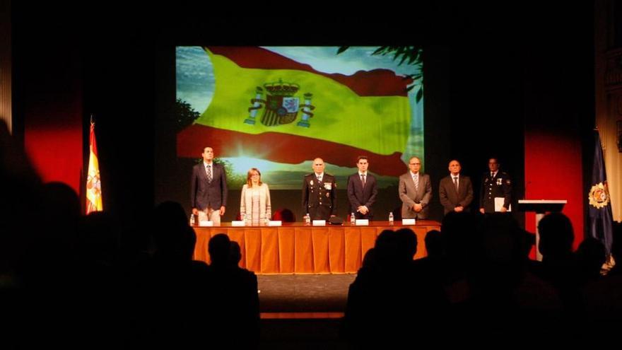 Las autoridades durante la Fiesta de la Policía Nacional, celebrada en el Teatro Principal.