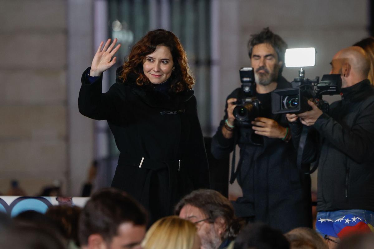 MADRID, 09/01/2025.- La presidenta de la Comunidad de Madrid, Isabel Díaz Ayuso, participa en una manifestación convocada en Madrid para apoyar al candidato opositor Edmundo González como presidente electo de Venezuela, este jueves, en vísperas de la toma de posesión presidencial en Caracas. EFE/ Mariscal