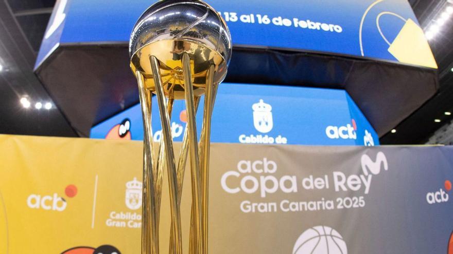 El trofeo de la Copa del Rey luce en la pista central del Gran Canaria Arena. |