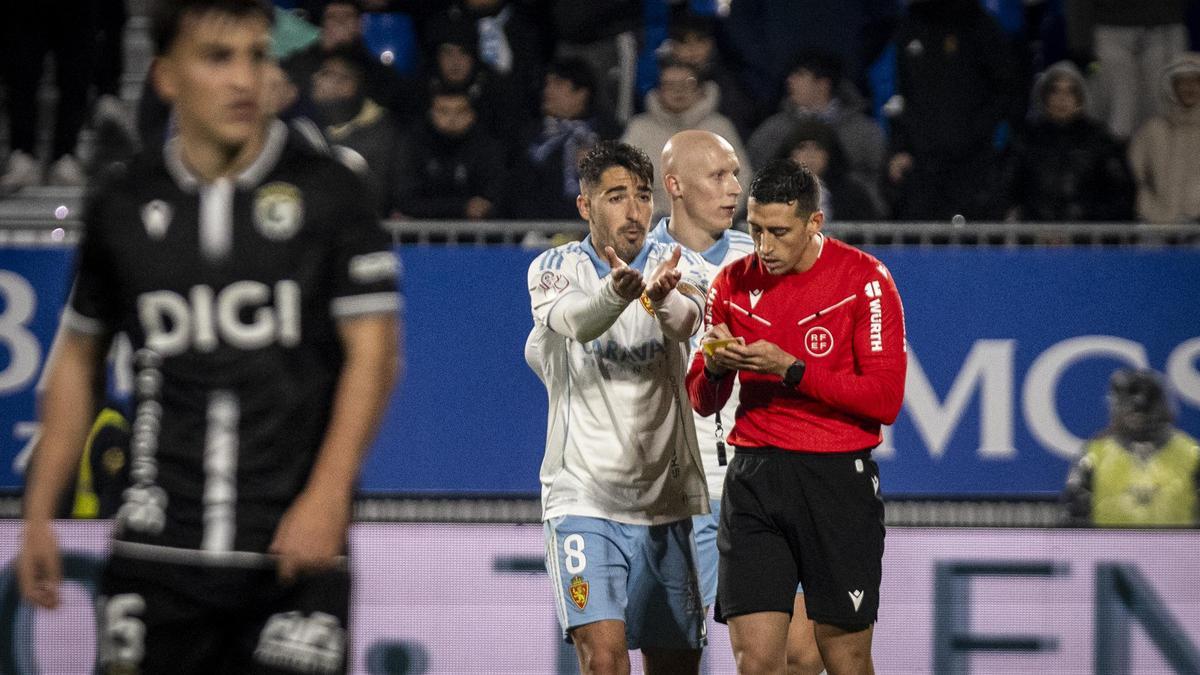Gorka Etayo apunta mientras Moya protesta tras el gol del Burgos en el Ibercaja Estadio en Copa.