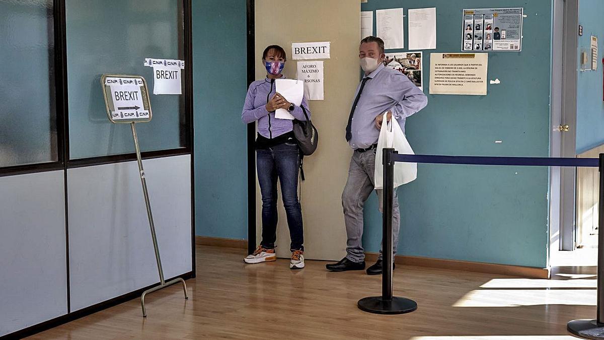 Británicos esperando su turno en la oficina habilitada por el Brexit en Extranjería.