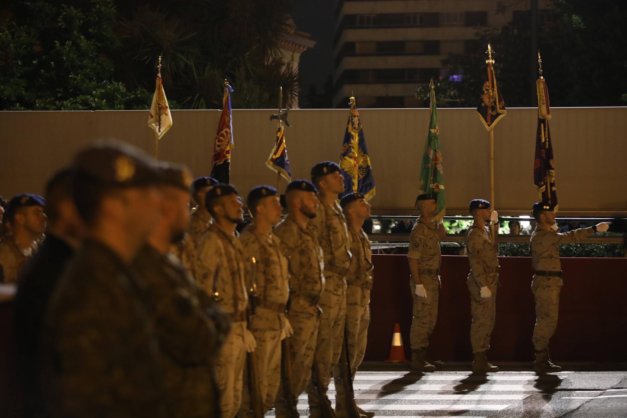 Así fue el multitudinario ensayo nocturno del desfile del día de las Fuerzas Armadas en Oviedo.