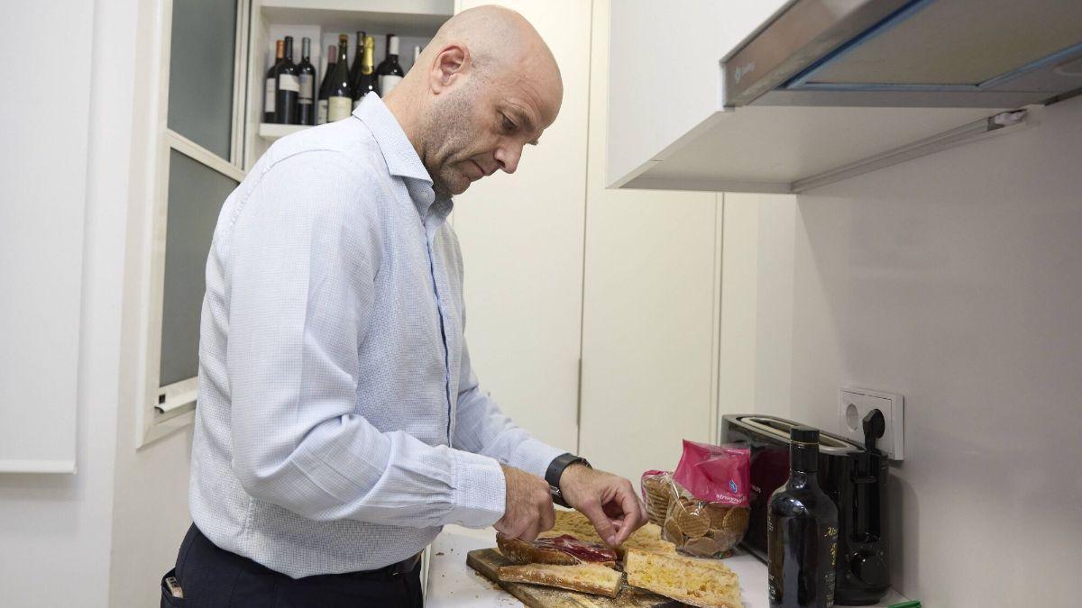 Xavi Vilajoana, buen anfitrión, haciendo el desayuno en su casa, bocadillo de jamón
