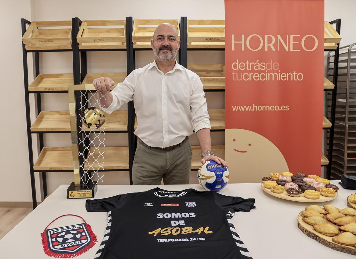 Pepe Sánchez, en el comedor que usan su empleados dentro las instalaciones de la nave industrial de Horneo.