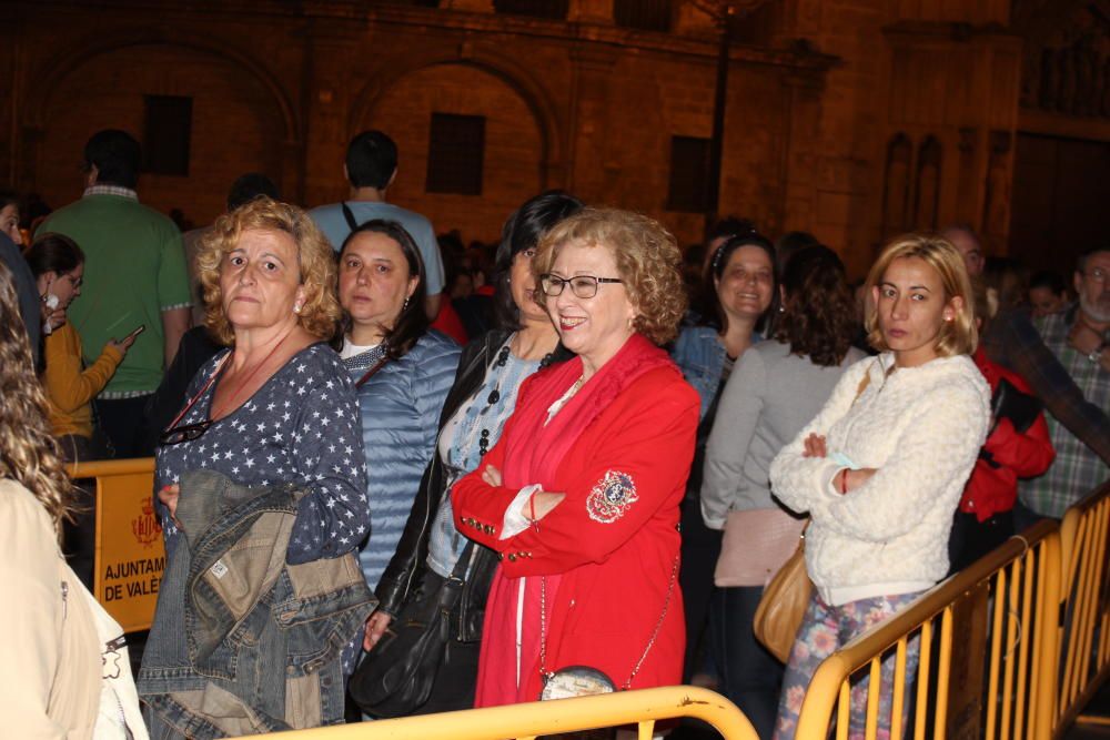 Besamanos de la Virgen de los Desamparados hasta la madrugada