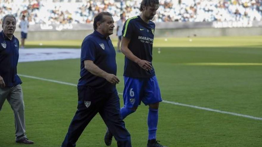 Kuzmanovic, retirándose tras lesionarse