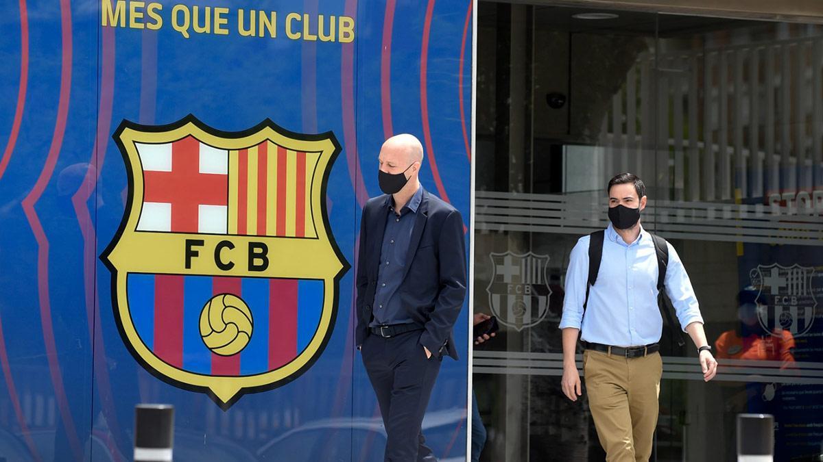 Jordi Cruyff saliendo de las oficinas del club en el Camp Nou