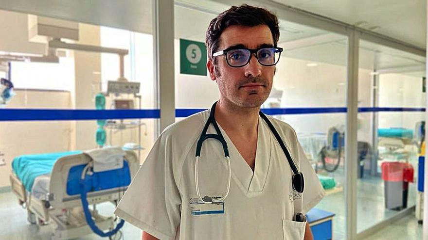 Pablo Vidal Cortés, médico en la unidad de críticos del CHUO.