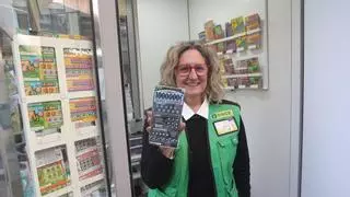 Una despedida millonaria en A Coruña: una vendedora de la ONCE reparte un millón de euros en su último día en la Avenida de Gran Canaria