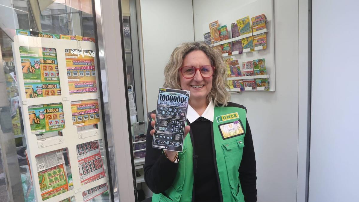 María José Martínez González, vendedora de la ONCE, reparte un millón de euros en su último día en la Avenida de Gran Canaria