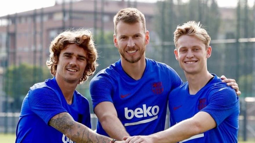 Neto, al centre,  amb els altres fitxatges blaugrana d&#039;aquesta temporada, Griezmann i De Jong