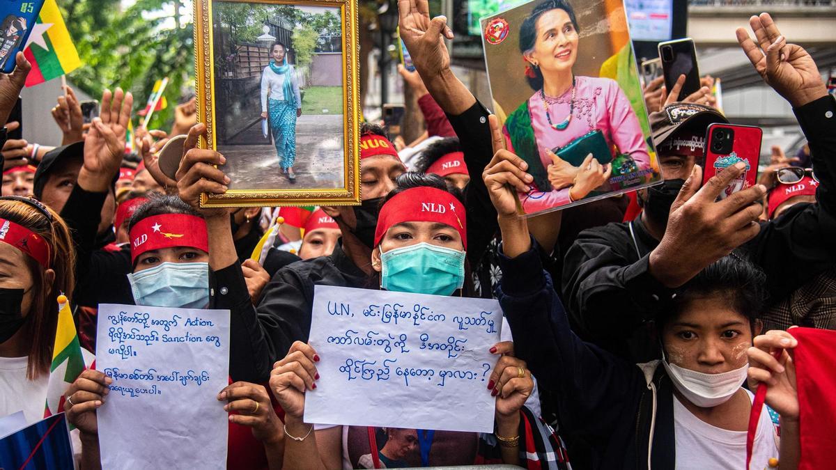 Protestas en Bangkok, la capital tailandesa, contra la junta militar birmana y para exiger la liberación de Aung San Suu Kyi.