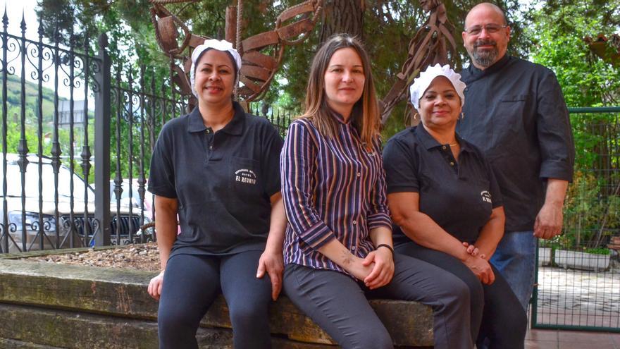 Soraya González, segunda por la izquierda, con Alejandro D´Amore, cocinero, y las ayundantes de cocina Carla Mendoza y Rosa Corniel, en el exterior de El Reundu, en Campomanes (Lena)