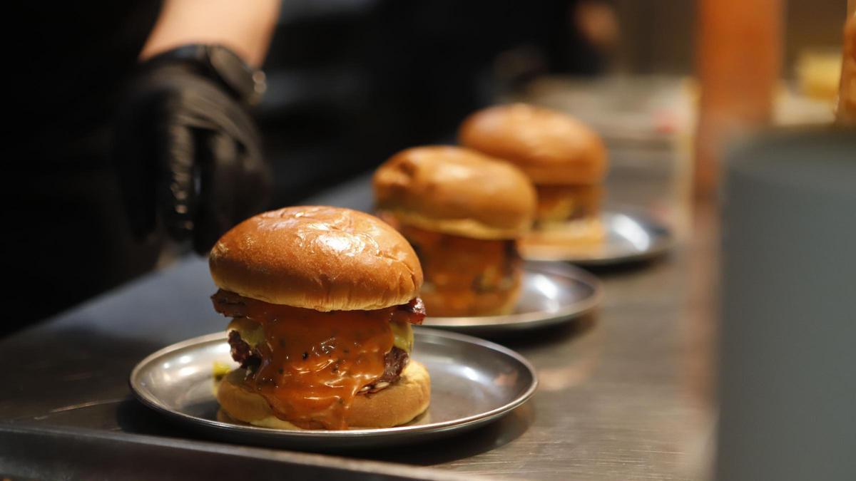 EN IMÁGENES | Nola Smoke competirá en el Campeonato de España de Hamburguesas con su propuesta Emmy Smoke