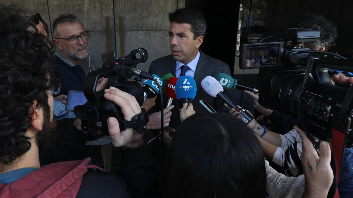 El presidente de la Diputación de Alicante, Carlos Mazón, atiende a los medios