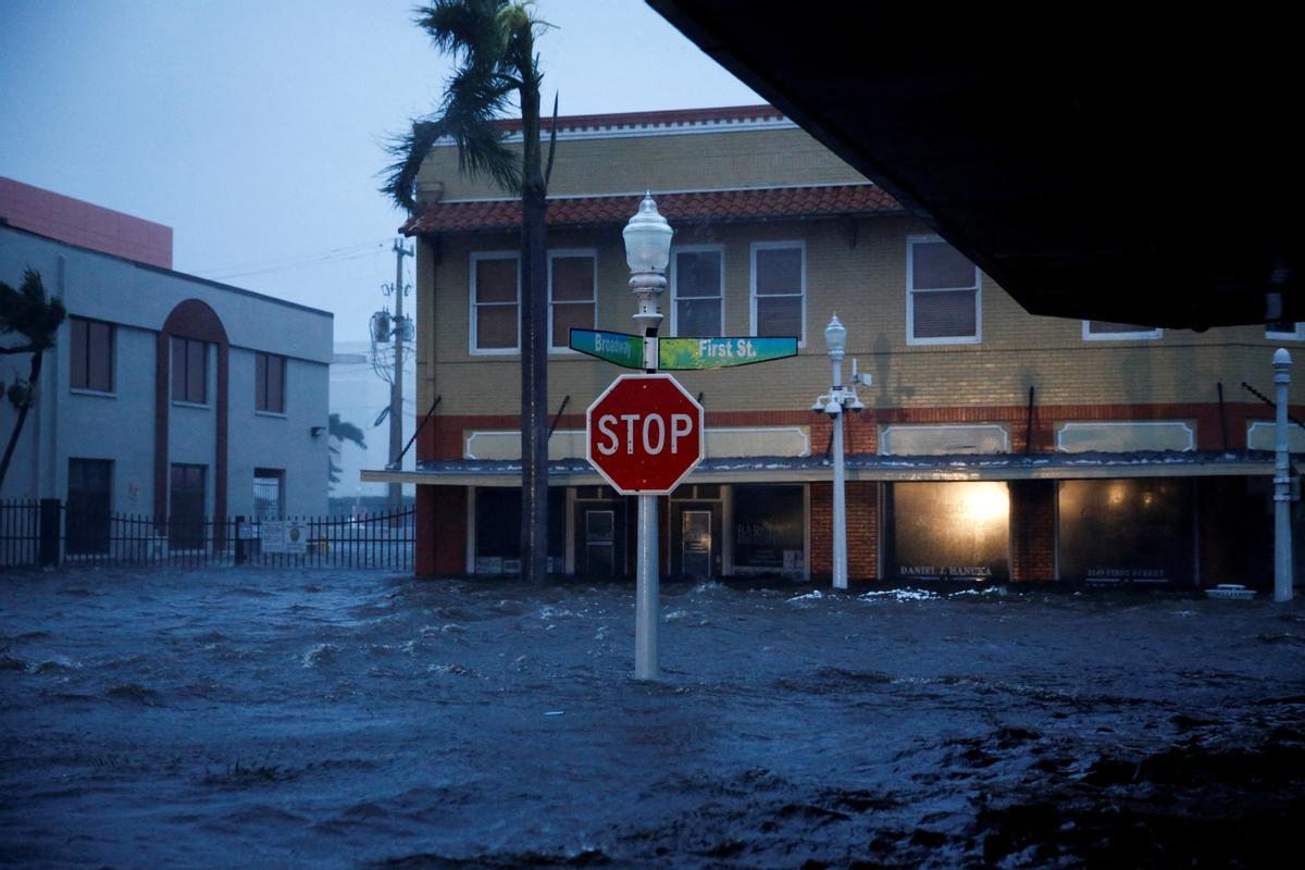 FILE PHOTO: Hurricane Ian makes landfall in southwestern Florida