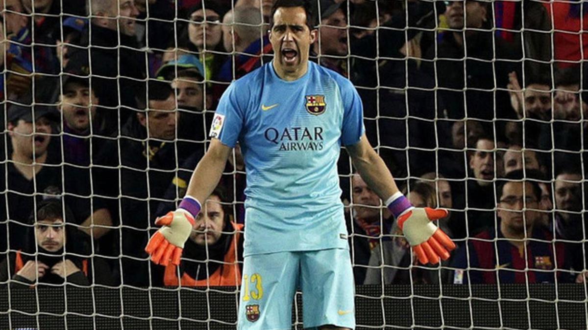 Claudio Bravo, en un partido con el Barça durante esta temporada