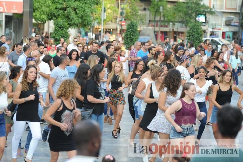 Los bailes latinos salen a la calle en Murcia