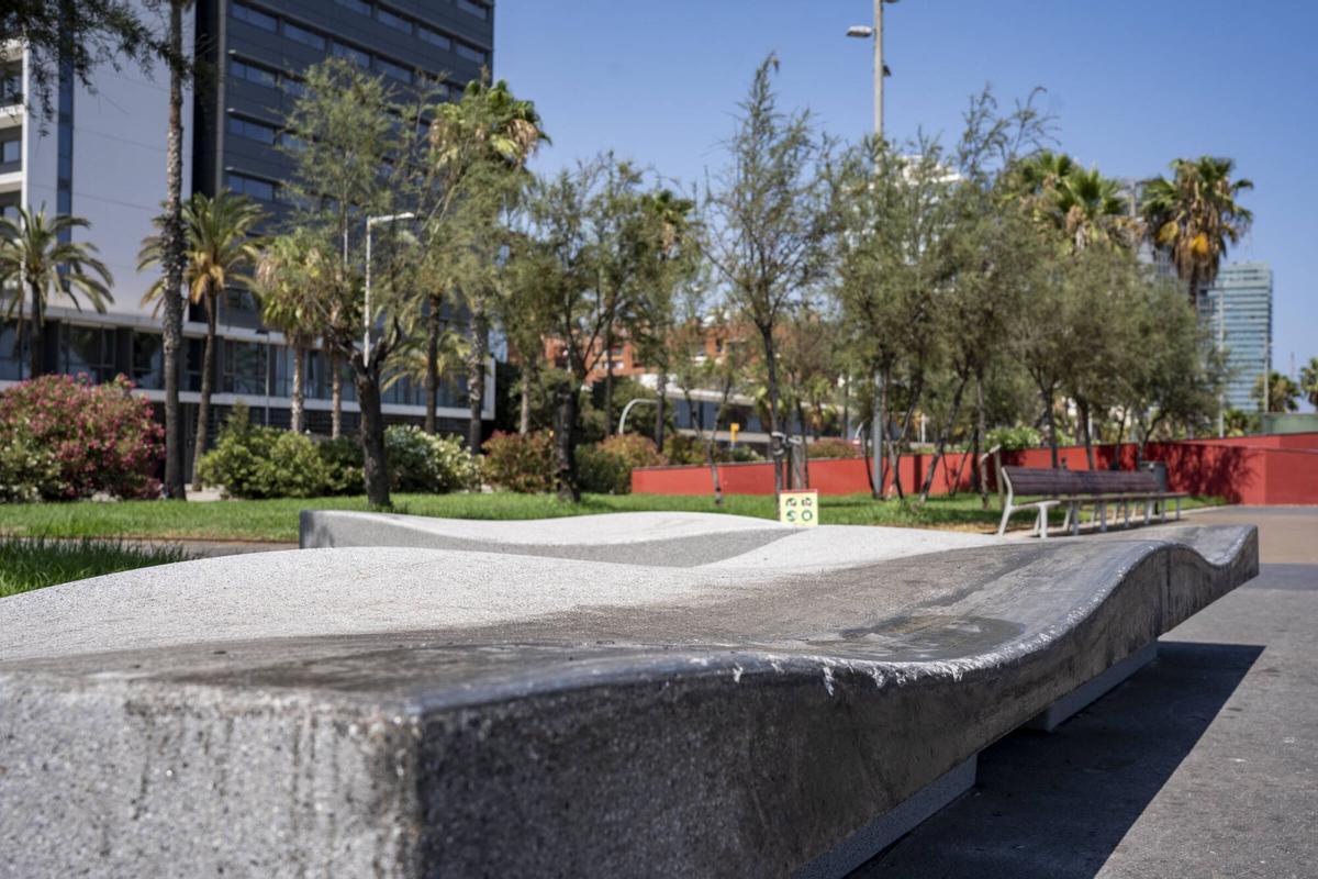 Mobiliario de Escofet en el Espacio Provisional Skate Garcia-Fària, la víspera de la inauguración